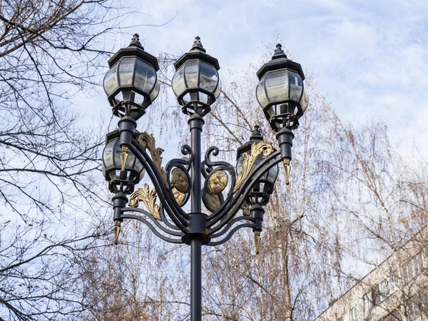 30 Ekim 2014 tarihinde, Pushkino, Rusya. Güzel sokak lambası — Stok fotoğraf
