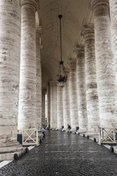 Rome, Italië, op 22 februari 2010. De colonnade van Bernini's in Vaticaan. Fragment. — Stockfoto