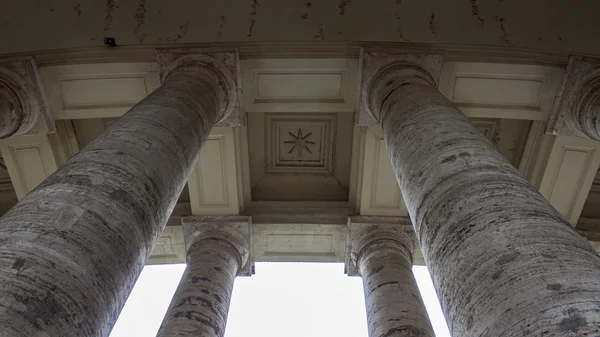 Рим, Италия, 22 февраля 2010 года. Колоннада Бернини в Ватикане. Фрагмент . — стоковое фото