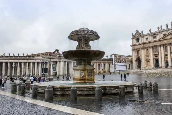 ローマ、イタリア、2010 年 2 月 21 日に。バチカン市国、サン ・ ピエトロ広場にある噴水 — ストック写真