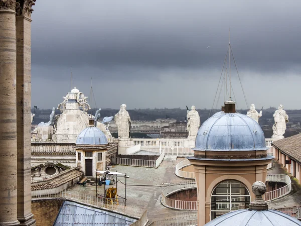 Roma, Itália, em 22 de fevereiro de 2010. Uma vista da cidade a partir de uma plataforma de pesquisa da Catedral de São Pedro — Fotografia de Stock