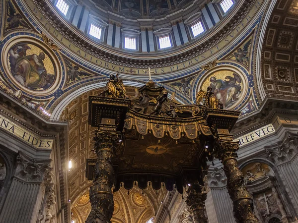 Roma, Italia, den 22. februar 2010. Et arkitektonisk fragment av møbler i St. Peters katedral i Vatikanet – stockfoto