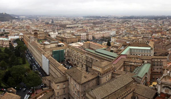 Rome, Italië, op 22 februari 2010. Een uitzicht op de stad vanaf een enquête platform van St. Peter's Cathedral — Stockfoto