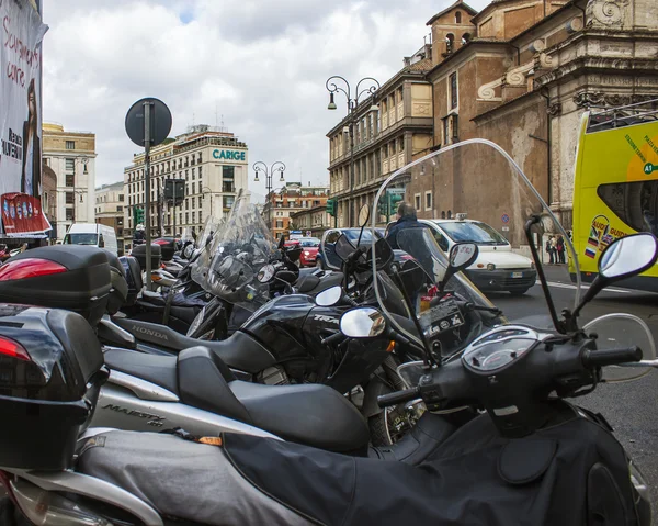 Rome, Italy, on February 21, 2010. Typical urban view. A parking of motorcycles on the city street — Stock Photo, Image