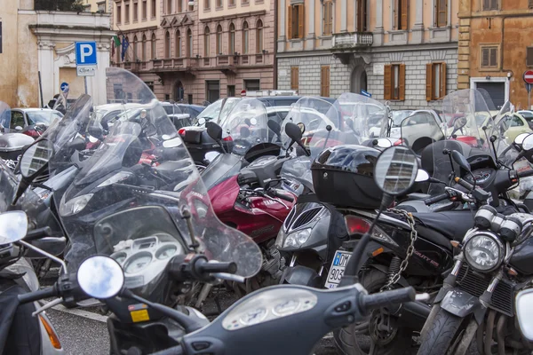 21 Şubat 2010 tarihinde, Roma, İtalya. Tipik kentsel görünümü. Motosiklet şehrin cadde üzerinde park — Stok fotoğraf