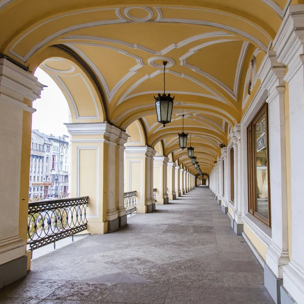 St. Petersburg, Russia, on November 2, 2014. Nevsky Avenue, gallery of Gostiny dvor — Stock Photo, Image