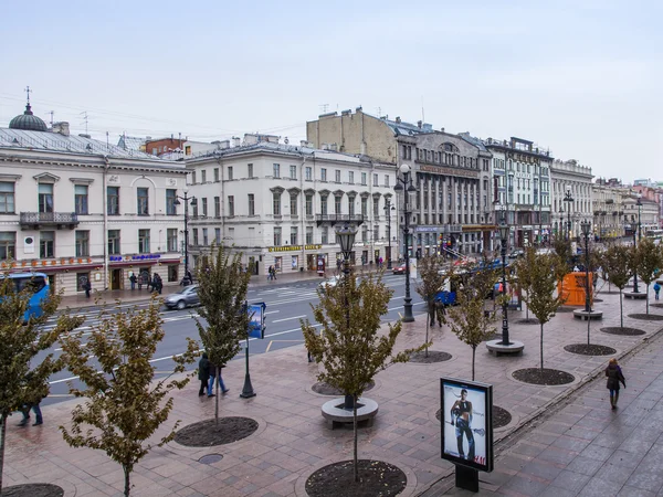 St. Petersburg, Rosja, na 2 listopada 2014. Ulica widok. Alei Nevsky Prospekt w deszczowe popołudnie jesień — Zdjęcie stockowe