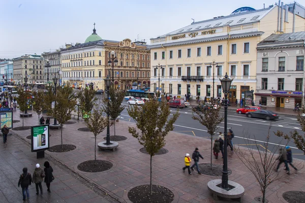 St. Petersburg, Rusland, op 2 November 2014. Stedelijke weergave. Nevsky Avenue in de herfst regenachtige middag — Stockfoto