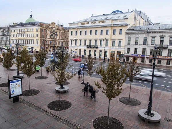 San Petersburgo, Rusia, el 2 de noviembre de 2014. Vista urbana. Avenida Nevsky en la tarde lluviosa de otoño —  Fotos de Stock