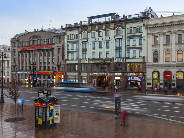 São Petersburgo, Rússia, em 2 de novembro de 2014. Vista urbana. Avenida Nevsky na tarde de outono chuvosa — Fotografia de Stock