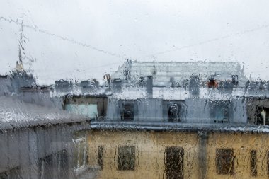 3 Kasım 2014 tarihinde, St Petersburg, Rusya. Xx yüzyılın başında inşa tipik evin mimari bir parçası. Bir yağmur sırasında ıslak cam arasında bir göz