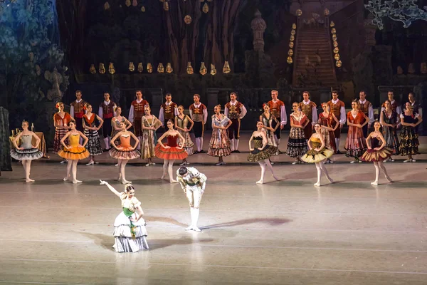 San Petersburgo, Rusia, el 2 de noviembre de 2014. Teatro Maryinsky. Bailarines de ballet subieron al escenario tras el final de una actuación de Don Quijote —  Fotos de Stock