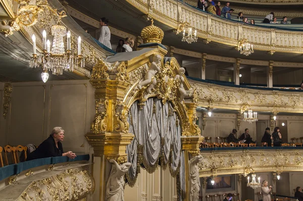 San Petersburgo, Rusia, el 2 de noviembre de 2014. Teatro Maryinsky. La audiencia en una sala espera el comienzo del ballet Don Quijote sobre la música de Minkus —  Fotos de Stock