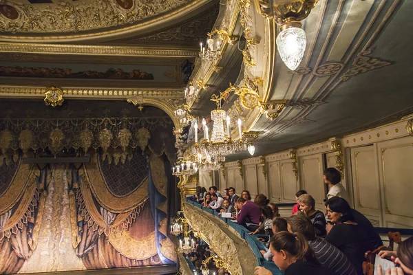 Санкт-Петербург, Російська Федерація, на 2 листопада 2014 року. Maryinsky театру. Глядачів у залі очікує від початку балету "Дон Кіхот" на Minkus, музика — стокове фото