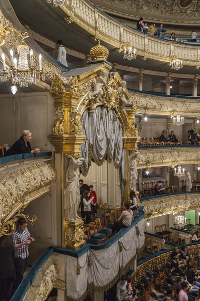 St. Petersburg, Rusko, na 2 listopadu 2014. Maryinsky divadlo. Publikum v sále očekává, že začátek baletu Don Quijote na hudbu si Minkus — Stock fotografie