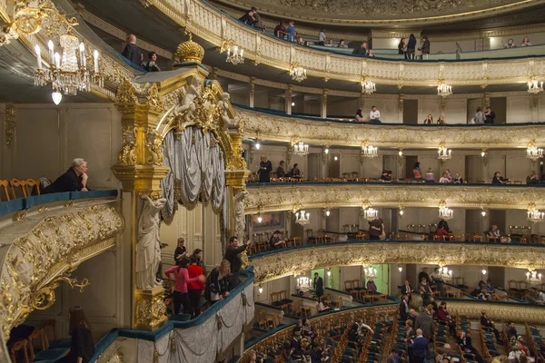 圣彼得堡，俄罗斯，在 2014 年 11 月 2 日。Maryinsky 剧院。在一个大厅里观众的期望，明库斯的音乐上的芭蕾唐吉诃德的开始 — 图库照片