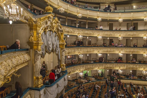 São Petersburgo, Rússia, em 2 de novembro de 2014. Teatro Maryinsky. O público em uma sala espera o começo do balé Don Quixote na música de Minkus — Fotografia de Stock