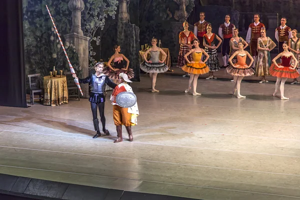 San Petersburgo, Rusia, el 2 de noviembre de 2014. Teatro Maryinsky. Bailarines de ballet subieron al escenario tras el final de una actuación de Don Quijote —  Fotos de Stock