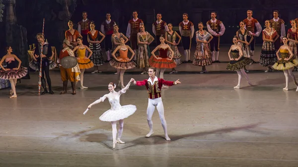 San Petersburgo, Rusia, el 2 de noviembre de 2014. Teatro Maryinsky. Bailarines de ballet subieron al escenario tras el final de una actuación de Don Quijote —  Fotos de Stock