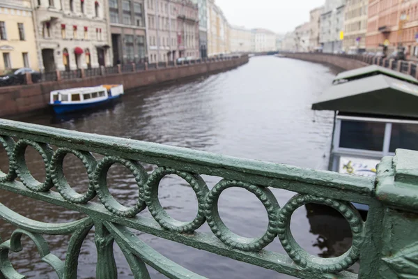 St. Petersburg, Rusland, op 3 November 2014. Stedelijke weergave in de herfst middag. Rivier Moika en de taluds. — Stockfoto