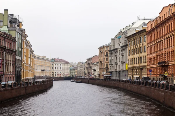 San Pietroburgo, Russia, il 3 novembre 2014. Vista urbana nel pomeriggio autunnale. Il fiume Moika e i suoi argini . — Foto Stock