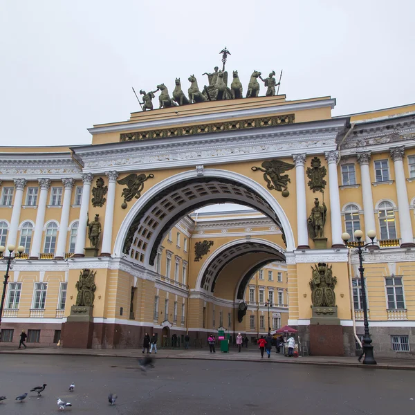 St. Petersburg, Rusland, op 3 November 2014. Het algemene personeel gebouw op Palace Square. Boog van het algemene personeel gebouw — Stockfoto