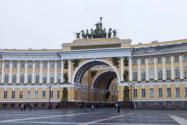 St. Petersburg, Rusland, op 3 November 2014. Het algemene personeel gebouw op Palace Square. Boog van het algemene personeel gebouw — Stockfoto