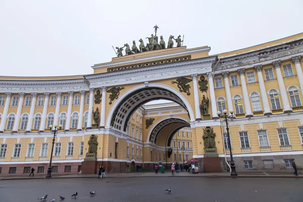 San Petersburgo, Rusia, el 3 de noviembre de 2014. El edificio del Estado Mayor en la Plaza del Palacio. Arco del edificio del Estado Mayor — Foto de Stock