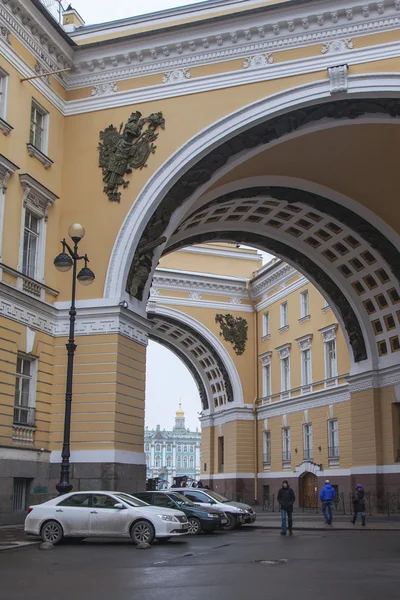 St. Petersburg, Rusland, op 3 November 2014. Het algemene personeel gebouw op Palace Square. Boog van het algemene personeel gebouw — Stockfoto