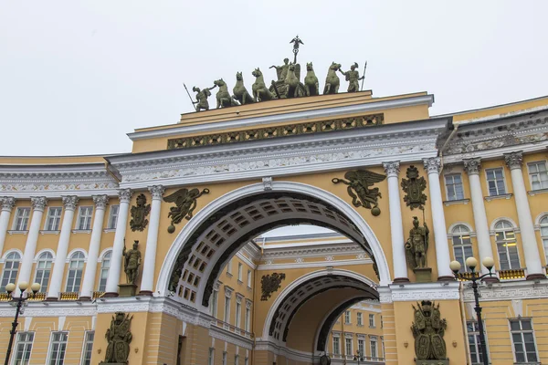 St. Petersburg, Rusland, op 3 November 2014. Het algemene personeel gebouw op Palace Square. Boog van het algemene personeel gebouw — Stockfoto