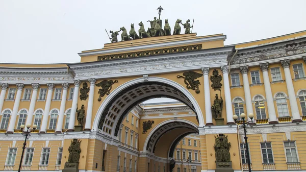 圣彼得堡，俄罗斯，在 2014 年 11 月 3 日。参谋部大楼在宫殿的广场上。拱的参谋部大楼 — 图库照片