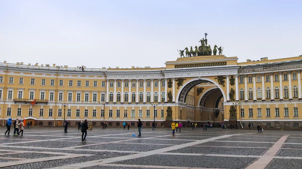 Saint-Pétersbourg, Russie, le 3 novembre 2014. Le bâtiment de l'état-major sur la place du Palais — Photo