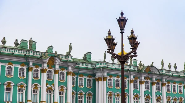 圣彼得堡，俄罗斯，在 2014 年 11 月 3 日。在布达拉宫广场上国家冬宫。冬宫。建筑的片段 — 图库照片