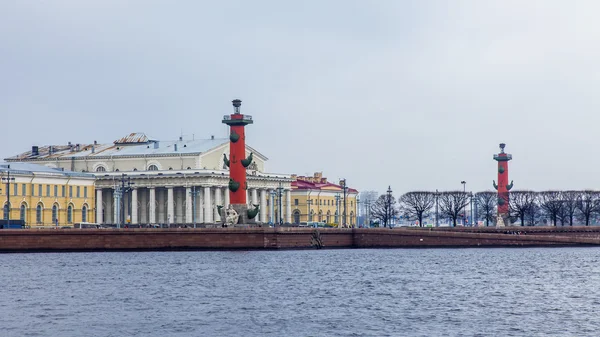 San Petersburgo, Rusia, el 3 de noviembre de 2014. Vista urbana en la tarde de otoño. Panorama de Neva River Embankment. Escupir de la isla Vasilevsky —  Fotos de Stock