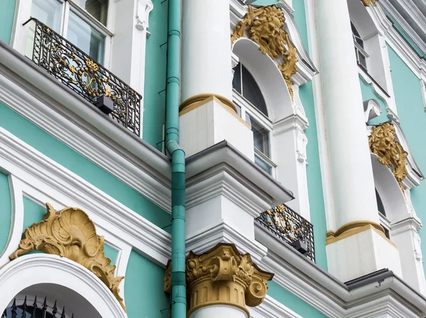 São Petersburgo, Rússia, em 3 de novembro de 2014. O eremitério estatal na Praça do Palácio. Palácio de Inverno. Fragmento da fachada — Fotografia de Stock