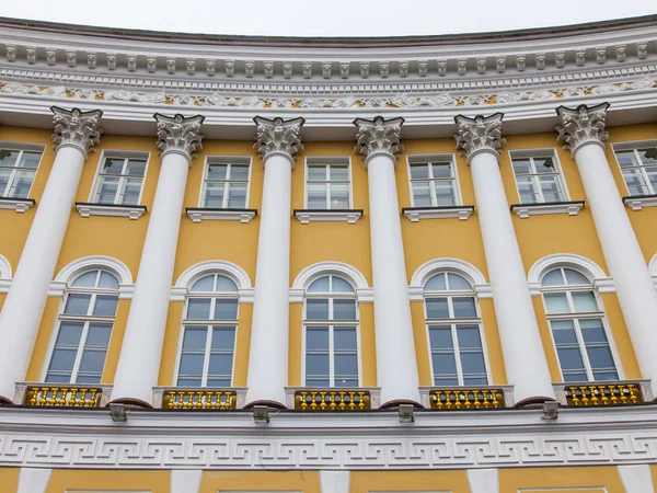 Санкт-Петербург, Россия, 3 ноября 2014 года. Здание Генерального штаба на Дворцовой площади. Фрагмент фасада — стоковое фото