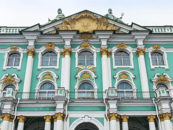3 Kasım 2014 tarihinde, St Petersburg, Rusya. Devlet Hermitage Sarayı Meydanı. Kışlık Sarayın. Cephe parçası — Stok fotoğraf