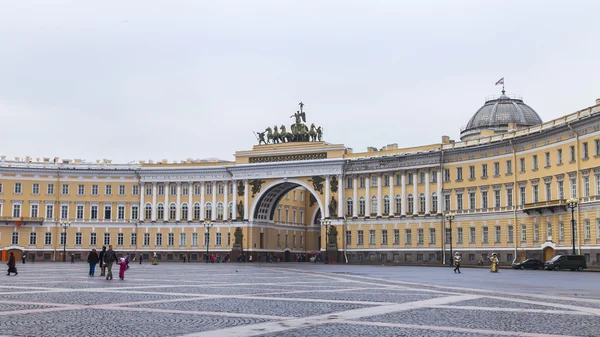 St. Petersburg, Russia, on November 3, 2014. The General Staff Building on Palace Square — Stock Photo, Image