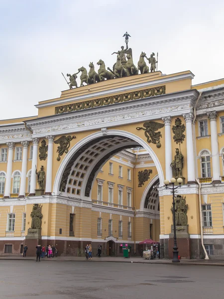 São Petersburgo, Rússia, em 3 de novembro de 2014. O edifício do Estado-Maior na Praça do Palácio — Fotografia de Stock