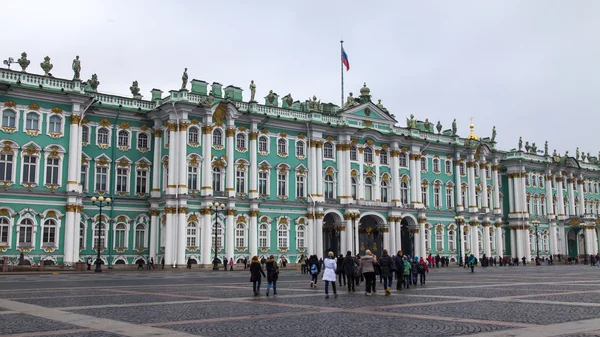 San Petersburgo, Rusia, el 3 de noviembre de 2014. La ermita estatal en la Plaza del Palacio. Palacio de invierno — Foto de Stock