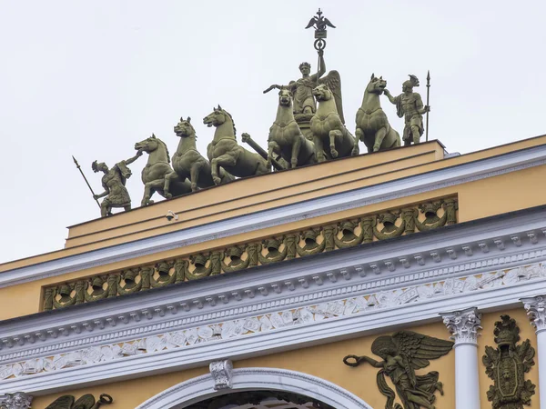 San Petersburgo, Rusia, el 3 de noviembre de 2014. El edificio del Estado Mayor en la Plaza del Palacio. Fragmento de fachada — Foto de Stock