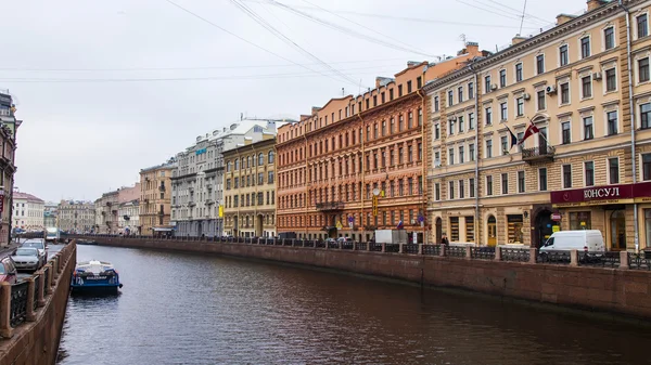 Санкт-Петербург, Россия, 3 ноября 2014 года. Вид на город осенью. Река Мойка и ее насыпи . — стоковое фото