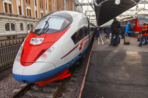 São Petersburgo, Rússia. O trem Sapsan na plataforma da estação de Moscou — Fotografia de Stock