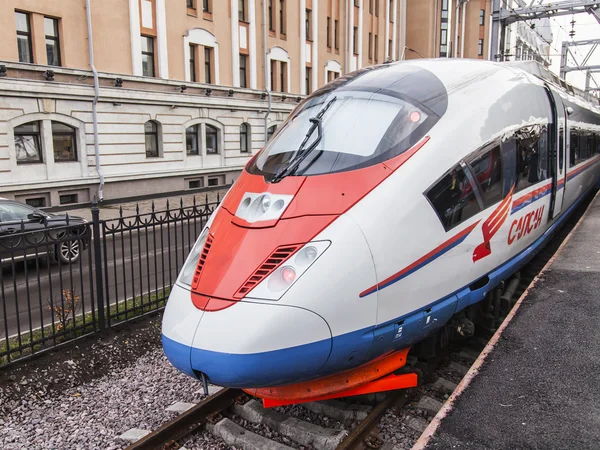 San Petersburgo, Rusia. El tren Sapsan en la plataforma de la estación de Moscú — Foto de Stock