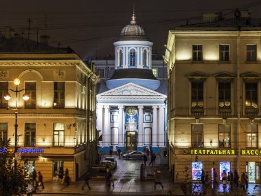 3 Kasım 2014 tarihinde, St Petersburg, Rusya. Kentsel görünümü. Nevsky Caddesi akşam