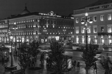 3 Kasım 2014 tarihinde, St Petersburg, Rusya. Kentsel görünümü. Nevsky Caddesi akşam