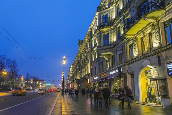 St. Petersburg, Russia, on November 3, 2014. Urban view. Nevsky Avenue in the evening — Stock Photo, Image