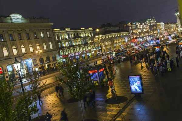 圣彼得堡，俄罗斯，在 2014 年 11 月 3 日。城市的视图。涅夫斯基大街在晚上 — 图库照片