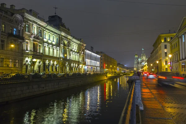 Saint-Pétersbourg, Russie, le 3 novembre 2014. Vue urbaine. Griboyedov Canal Embankment dans la soirée — Photo