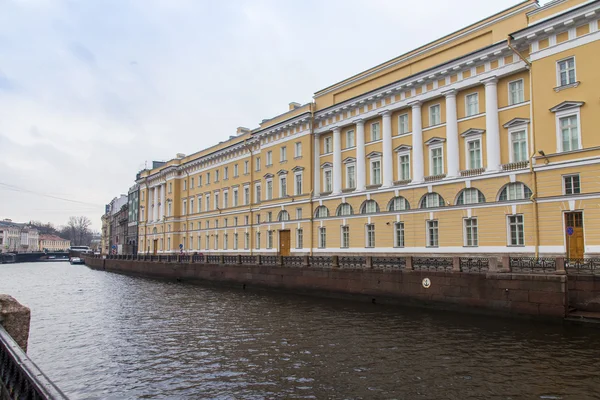 圣彼得堡，俄罗斯，在 2014 年 11 月 3 日。在秋天的午后的城市景观。莫伊卡河和堤 — 图库照片